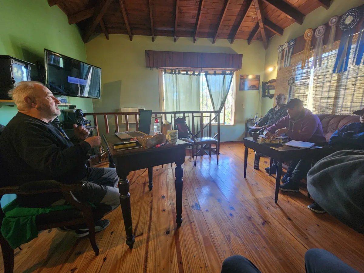 Alumnos del curso trabajando con perros